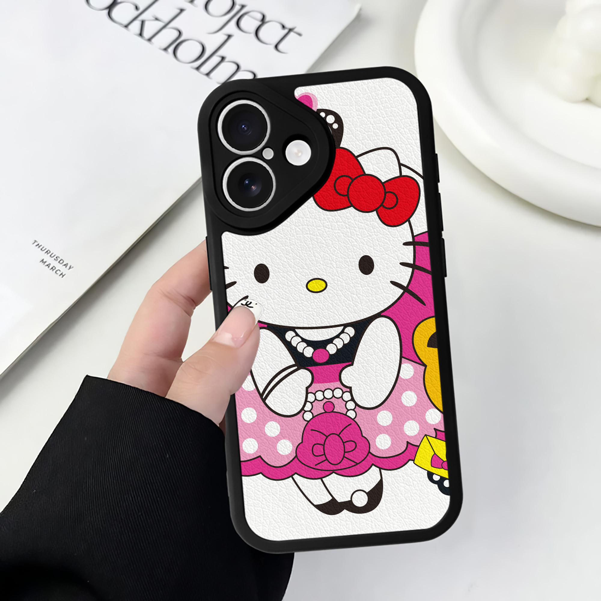 （画像用） Hello Kitty ハローキティ 【iPhone 16シリーズ対応】シリコンスマホケース（レザー調） 材質：シリコン